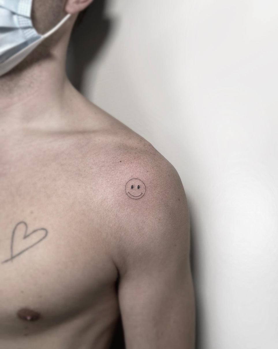 Minimal fine line smiley